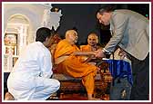   Swamishri is greeted by Dean Preuren, Orange County Convention Center Event Coordinator