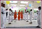  Balaks greet Swamishri with balloons as he enters the Convention Center 