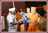 A Bal Karyakar dressed as a shepherd presents Swamishri with a 'Key to the City' 