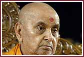 Swamishri engrossed in Shri Harikrishna Maharaj during his morning pooja 