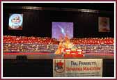 Swamishri performs pooja in front of a massive annakut offering to Shri Harikrishna Maharaj 