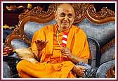   Swamishri moderates the game