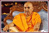 Swamishri blesses the morning session assembly 