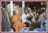  Swamishri enters the Rath Yatra assembly   