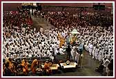 Balaks greet Swamishri as he makes his way to the stage 