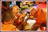 Swamishri serves saints dudhpaak 