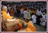   Swamishri sprays water on balaks