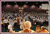 Swamishri sprays water on balaks 