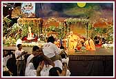 Swamishri sprays water on balaks