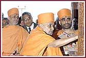 Swamishri formally opens the Shri Swaminarayan Haveli in accordance with Vedic rituals