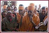 Swamishri formally opens the Shri Swaminarayan Haveli in accordance with Vedic rituals