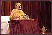 Pujya Viveksagar Swami delivers the evening parayan