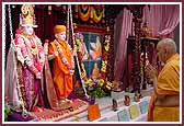 Swamishri has darshan of Shri Akshar Purushottam Maharaj 