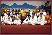   Swamishri with the yuvaks who participated in the drama 