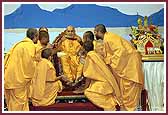 Saints offer a garland to Swamishri