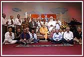  Swamishri and the Vadil mandal  