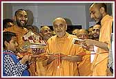 Swamishri officially inaugurates the gymnasium