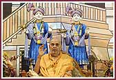 Swamishri blesses the Vadil Din evening assembly