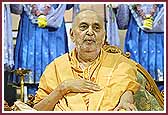 Swamishri blesses the Vadil Din evening assembly
