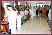 Balaks eagerly wait to escort Swamishri to the mandir murtis