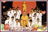  Swamishri with balaks who sang kirtans and recited scriptural verses  