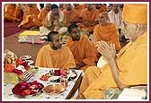 Swamishri performs the Vishwashanti Mahayagna