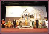 Swamishri with representatives of different faiths and government officials during the World Peace Prayer assembly 