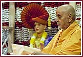 Swamishri performs mala during his morning puja on the day of the Murti Pratishtha