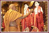 Swamishri performs various rituals during the Murti Pratishtha 