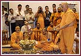 Swamishri does aarti of Shri Nilkanth Varni