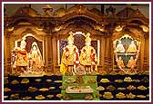 Swamishri has darshan of the newly consecrated murtis