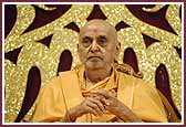 Swamishri blesses the assembly
