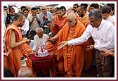 Swamishri sanctifies the land where the Shikarbadh Mandir will be built  