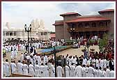 Devotees eagerly await Swamishri's arrival  