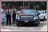  Devotees throw flowers on Swamishri's car as it enters the mandir complex