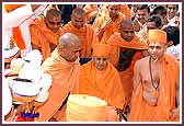  Swamishri makes his way through a crowd of joyous devotees 