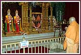 Swamishri has darshan of the murtis upon entering the mandir