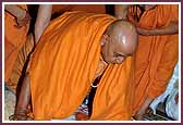 Swamishri does Sashtang Danvat Pranams to the murtis
