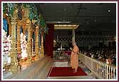 Swamishri does darshan of the murtis after completing his morning puja  