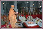 Swamishri performs the kalash vidhi  