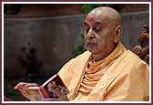 Swamishri reads the Shikshapatri near the end of his puja