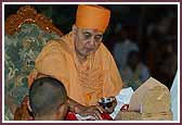 Swamishri performs the rituals during the Vishvashanti Mahayagna