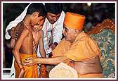Swamishri bestows a balaks with the Yagnopavit (Janoi)  and blesses them