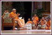 Swamishri claps to the tune of the kirtans at the conclusion of his puja