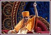  Swamishri enthusiastically raises his hand at the line, 'Yagnapurush Chhe Saathe' 