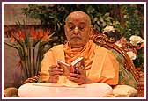 Swamishri reads the Shikshapatri    