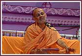  Pujya Viveksagar Swami delivers the parayan during the evening assembly 