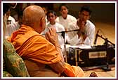 Swamishri bows to balaks who sang kirtans during his morning puja