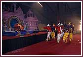 Kishores perform a dance in Swamishri's presence 