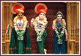 Swamishri releases balloons representing the colors of the Indian flag and Shri Radha Krishna Dev